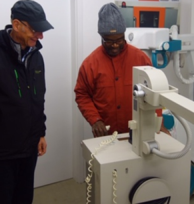 Hugo Rost & Co. GmbH spendet ein PRACTIX Röntgengerät und einen FUJI CR Reader für ein Projekt in Ghana